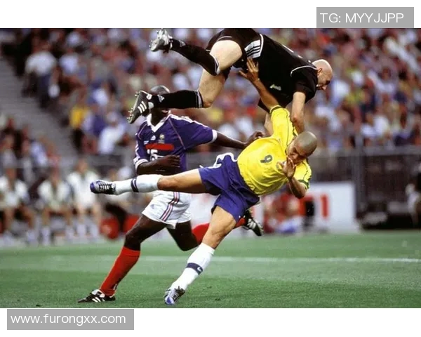 足球场上几颗璀璨球星的光芒交织成就了无数精彩瞬间和传奇故事